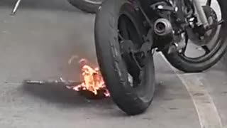 Video: 'Pirata' le prendió fuego a su moto en el Centro de Bucaramanga