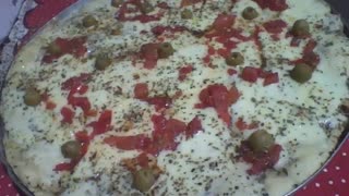 Pizza grande de muçarela, com queijo, tomate e azeitonas, uma delícia! [Nature & Animals]