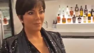 Vídeo: Kylie Jenner tem uma estátua de cera da mãe em casa