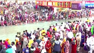 Nearly a miillion Hindu devotees join ritual bath