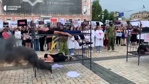 Incenace v Kyjevě která se snaží úder na zajatce Azova hodit na Rusko