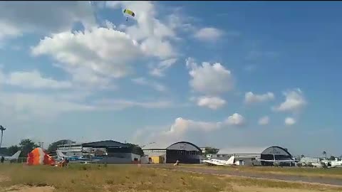 Paraquedista perde o controle e cai em Manaus