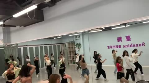 Asian beauty learns to dance