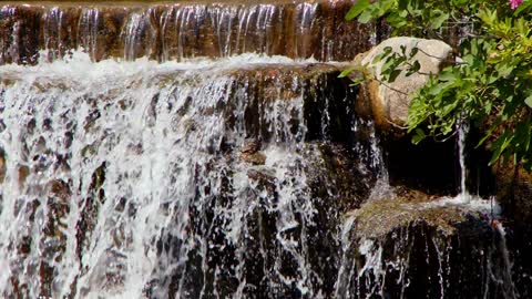 Agua corrente em cachoeira- maravilha da natureza.