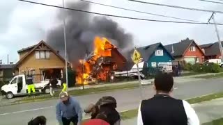 Video: Avioneta choca contra dos casas y deja seis muertos