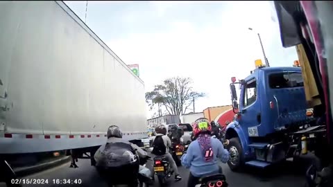 Video | ¡Qué descaro! Motociclista intenta pasar por debajo de una tractomula para evitar trancón