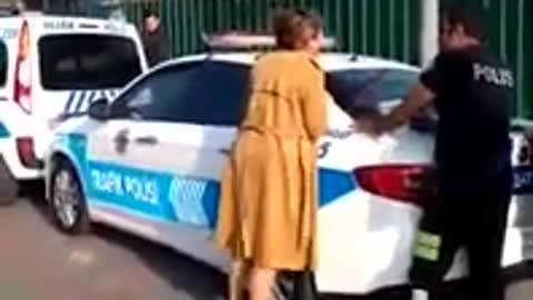 Viral βίντεο: Τουρκάλα δασκάλα ουρλιάζει υστερικά μετά από πρόστιμο της αστυνομίας