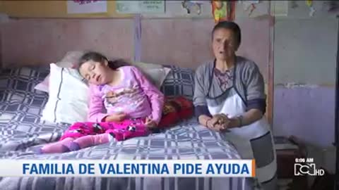 Abuela tiene que cargar en brazos a su nieta de 12 años porque le robaron su silla de ruedas