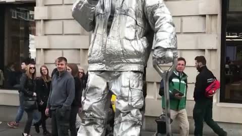 Mind-boggling street performer