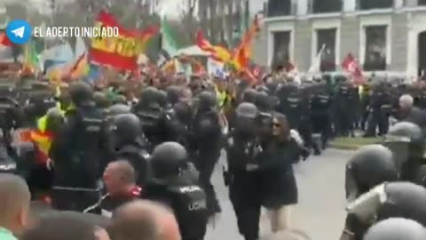 SOS rural POLICIA pega a manifestantes del campo en Madrid