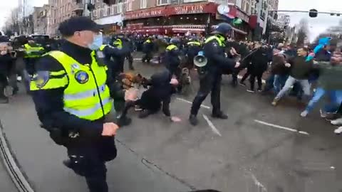 Video - Police attack vaccine protesters in Germany