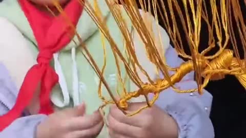 The amazing artist girl making wire tree