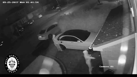 First footage of 'relay crime' in UK shows thieves unlocking car without keys