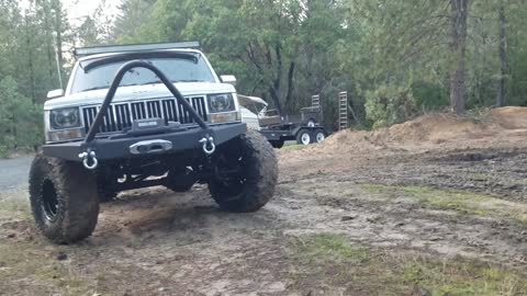 Jeep Cherokee XJ Spins Mud!