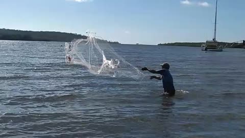 Linda imagem do pescador jogando a rede