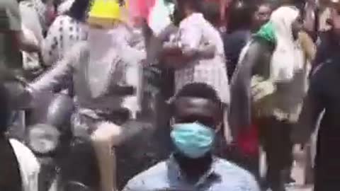 Demonstrations were held in many places, and the Chinese Embassy in Sudan issued a safety reminder