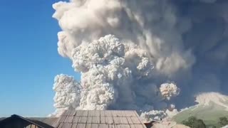 Volcán indonesio Sinabung emite una columna de humo de 5.000 metros de altura