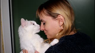 Cat Meets Owner Afer A Long Time And She Can´t Stop Kissing Her