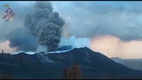 🚨🌋🇪🇦 España: La lava sigue fluyendo hacia la playa de Los Guirres en La Palma.