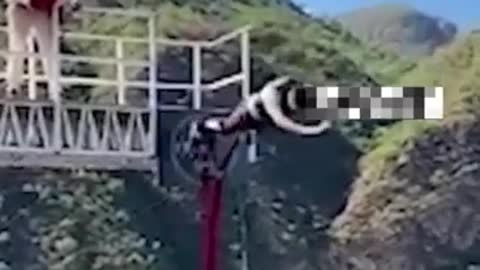 Argentine man's bungee jumping rope falls off