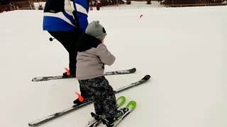 HOW TO TEACH A 3 YEAR OLD TODDLER TO SKI // FIRST TIMER // KID SKIER
