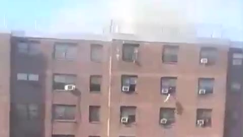 ⚠️🇺🇸#𝐔𝐑𝐆𝐄𝐍𝐓: MULTIPLE PEOPLE TRAPPED INSIDE NYC HIGH RISE; SMOKE FILLING INTERIOR⚠️