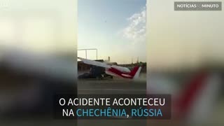 Avião colide com camionete enquanto tenta levantar voo