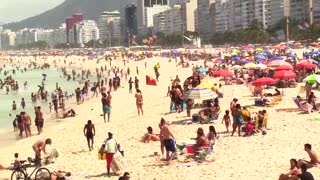 Las playas brasileñas se llenan de personas en plena pandemia por coronavirus