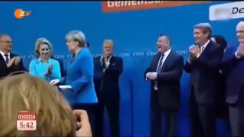 Merkel und die deutsche Fahne bei Siegesfeier der CSU 2013