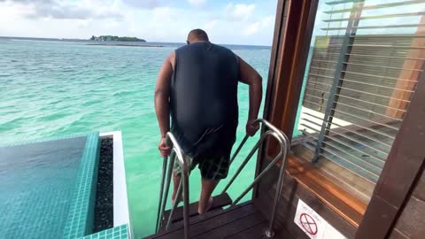 Guy Going Down the Stairs of a Hotel’s Water Villa Slipped Into Water Then Laughed It Off
