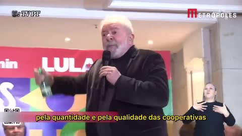 Fotógrafo tenta tirar garrafa de água das mãos de Lula e ex-presidente o repreende