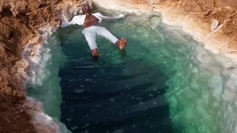 Flutuando no Oásis de Siwa, no Egito 😍 A grande concentração de sal não te deixa afundar! 💦 Vide Por