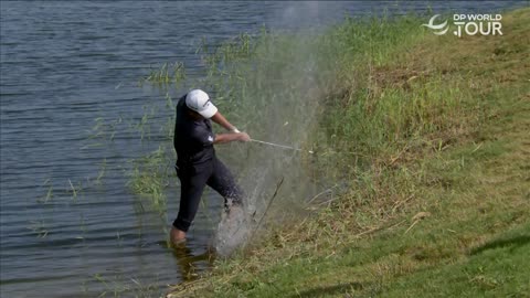Golfer Makes Amazing Par from the Water