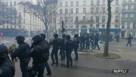 France: Police use tear gas to disperse rally of Kurdish groups in Paris - 24.12.2022
