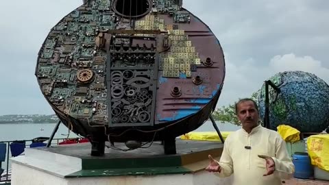 Would largest 🎸 guitar made by India from unuseable materials