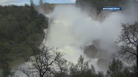 Oroville Dam spillway collapses update. 🔴 Is it going to fail? 2-13-17