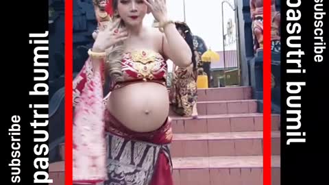 pregnant woman in traditional Balinese dress