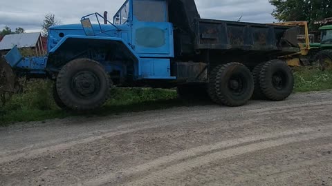 A convertible dump truck