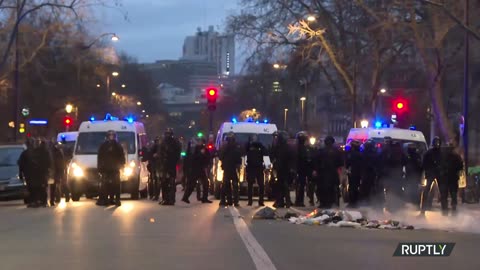 France: Clashes erupt in Paris as govt survives no-confidence vote after pension overhaul 20.03.2023