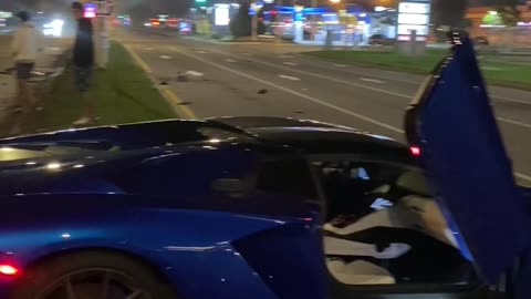 Wrecked Lambo Abandoned on Road