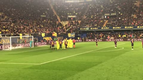 LIONEL MESSI FREE KICK (Barcelona v Villarreal)