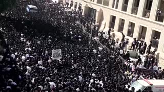 Tens of thousands attend Israeli Rabbi's funeral