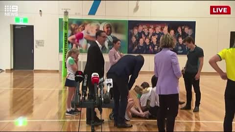 Australia: Livesteam cut short after a young child 'suddenly collapses' during a press conference.