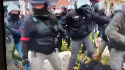 Proteste in Francia. Poliziotti calpestano deliberatamente manifestanti a terra