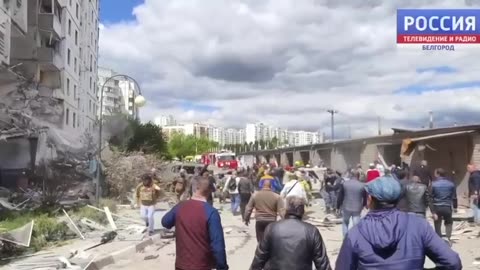 🇷🇺 People with their own hands tow cars away from the site of tragedy in Belgorod