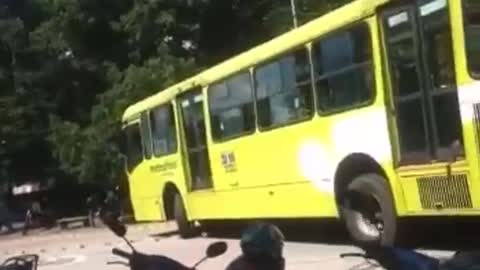 Disturbios en la UIS tras retención de bus de Metrolínea en Bucaramanga