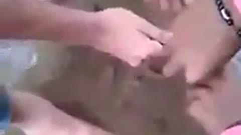 Young man catch cobra with bare hand but it not end well