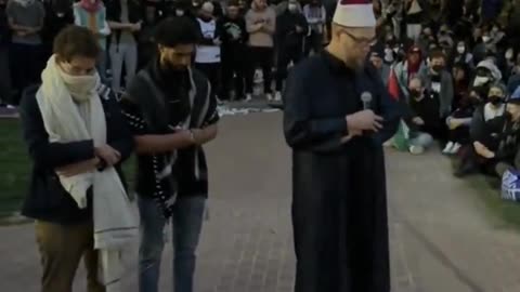Hundreds of American students submit to Islam taking the knee is natural now