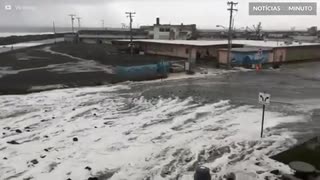 Fortes ondas inundam cidades costeiras em Washington