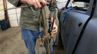 Removing the steering wheel and gearshift from 1950's Ford Shoebox